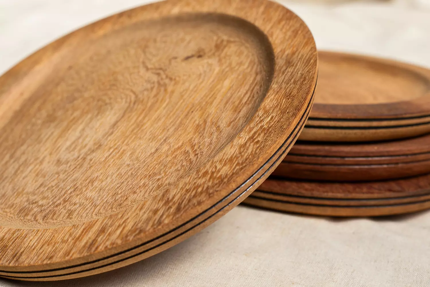 Platos de madera grandes